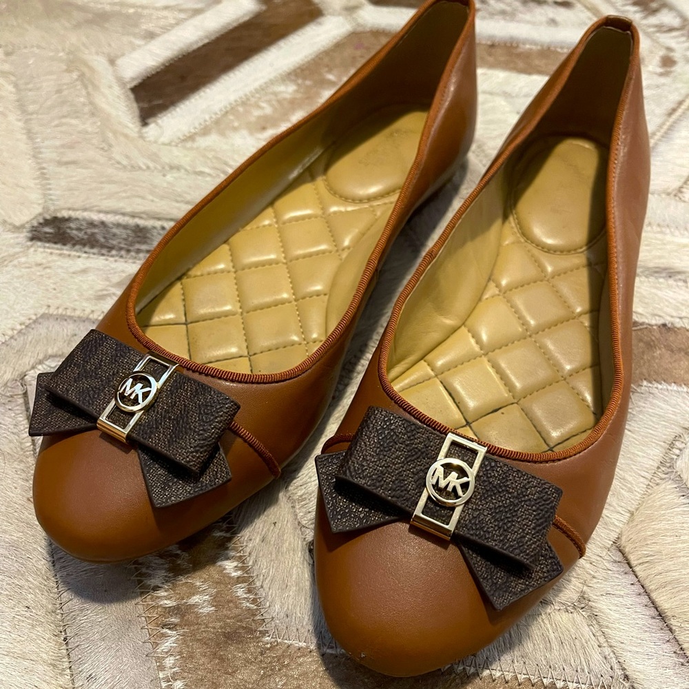 Barely Worn Michael Kors Erika Bow Flat Whiskey 9